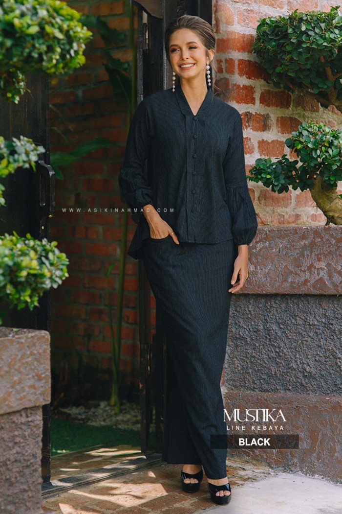 MUSTIKA KEBAYA in BLACK