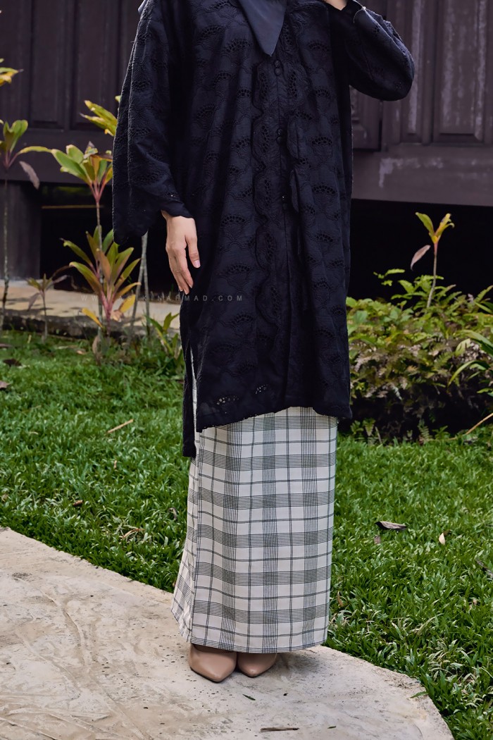 LAILA PURNAMA KURUNG (LPE-D1) IN BLACK