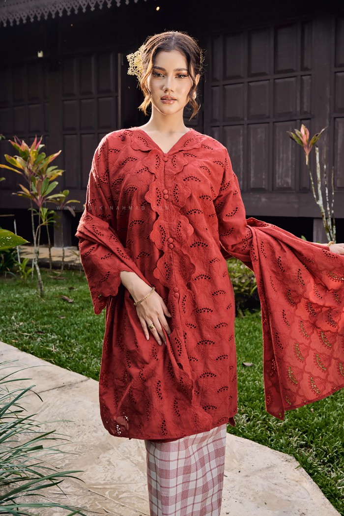 LAILA PURNAMA KURUNG (LPE-D1) IN RED