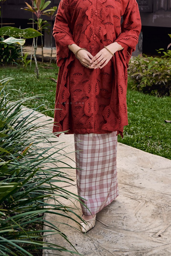 LAILA PURNAMA KURUNG (LPE-D1) IN RED