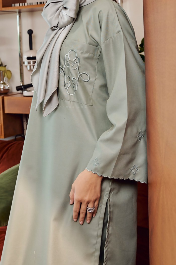 LA VIDA KURUNG SULAM IN MINT GREEN