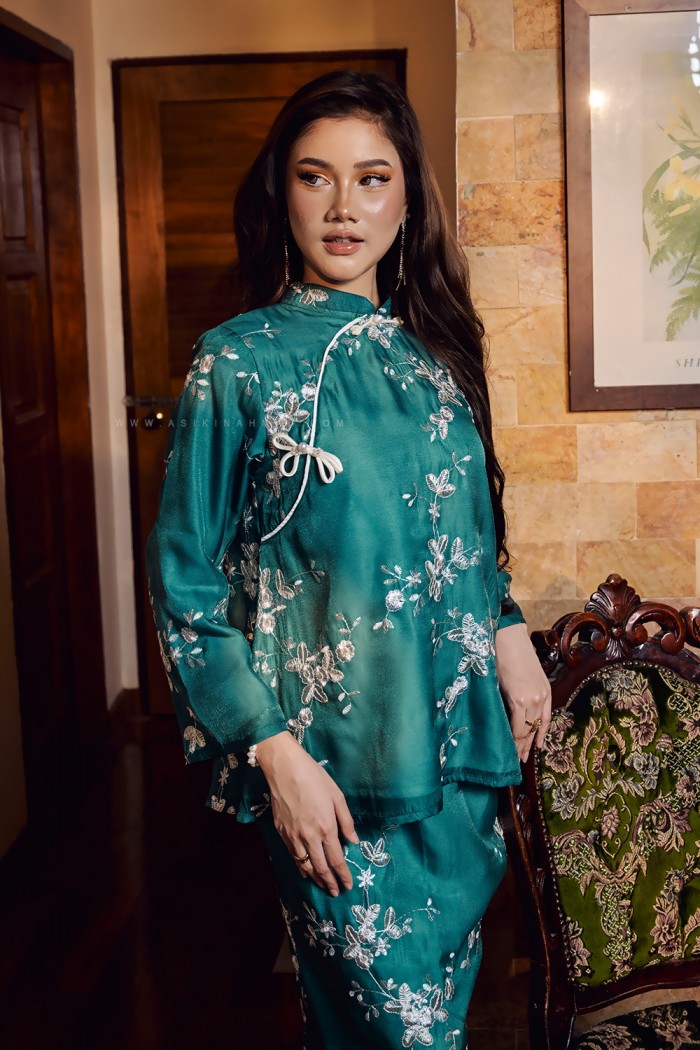 LILIA KURUNG KEDAH in EMERALD