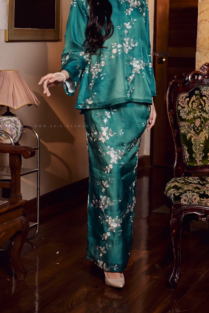 LILIA KURUNG KEDAH in EMERALD