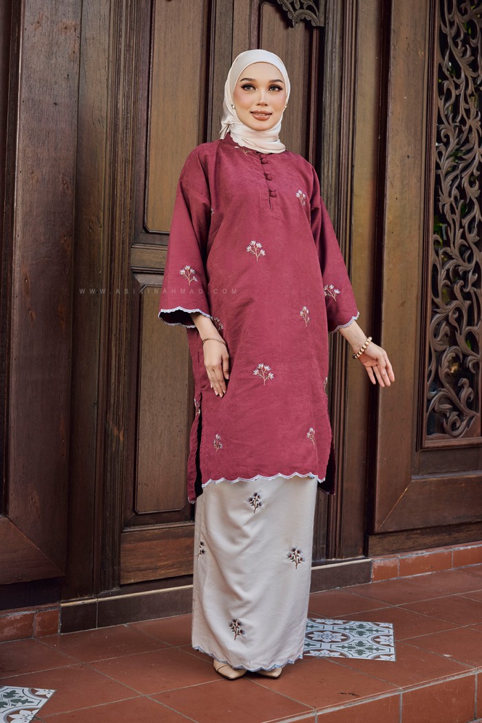 MARIA KURUNG SULAM in MAROON-LIGHT CREAM