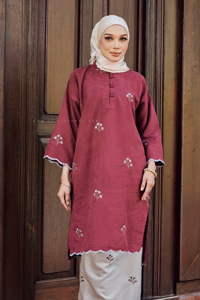 MARIA KURUNG SULAM in MAROON-LIGHT CREAM