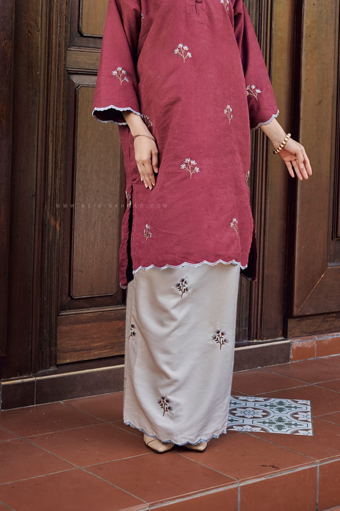 MARIA KURUNG SULAM in MAROON-LIGHT CREAM