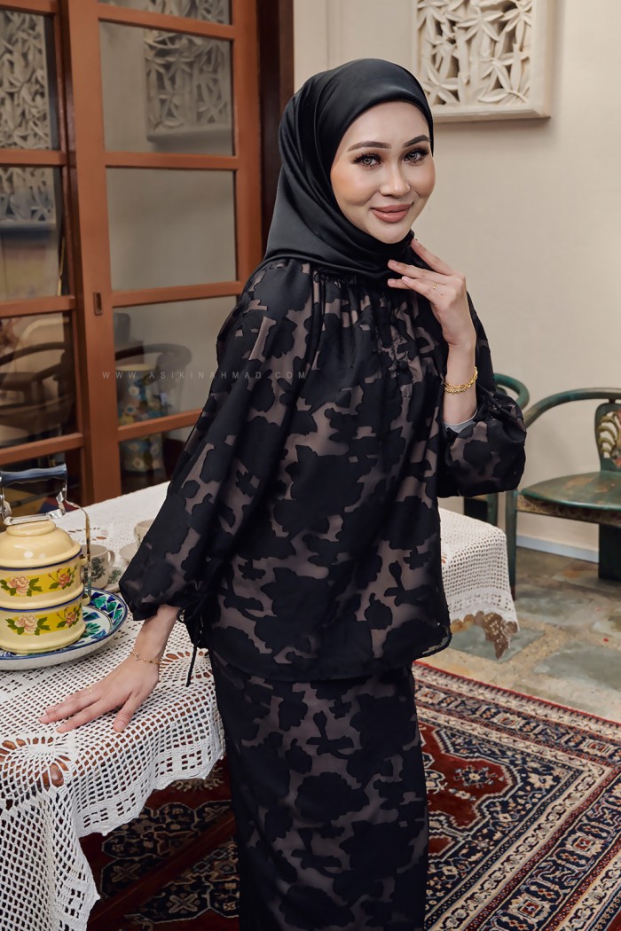 ORKID KURUNG IN DEEP BLACK