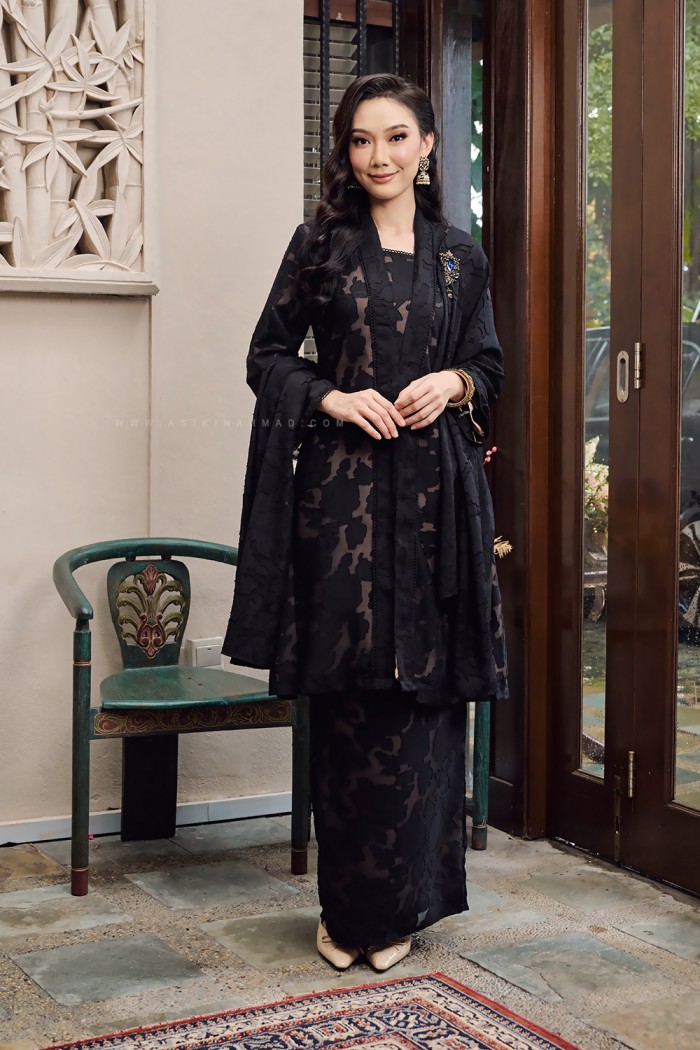 NOORMA KEBARUNG IN DEEP BLACK