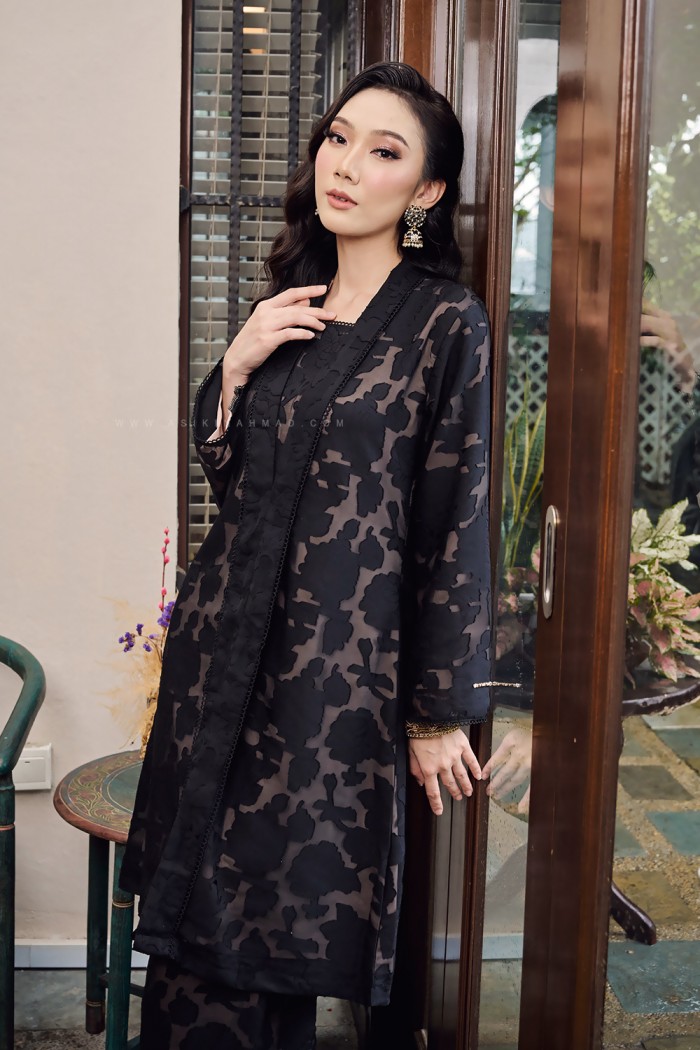 NOORMA KEBARUNG IN DEEP BLACK