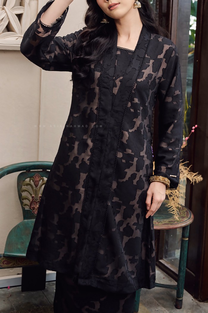 NOORMA KEBARUNG IN DEEP BLACK