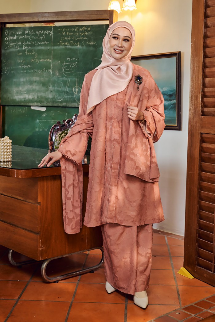 NOORMA KEBARUNG IN DUSTY ROSE