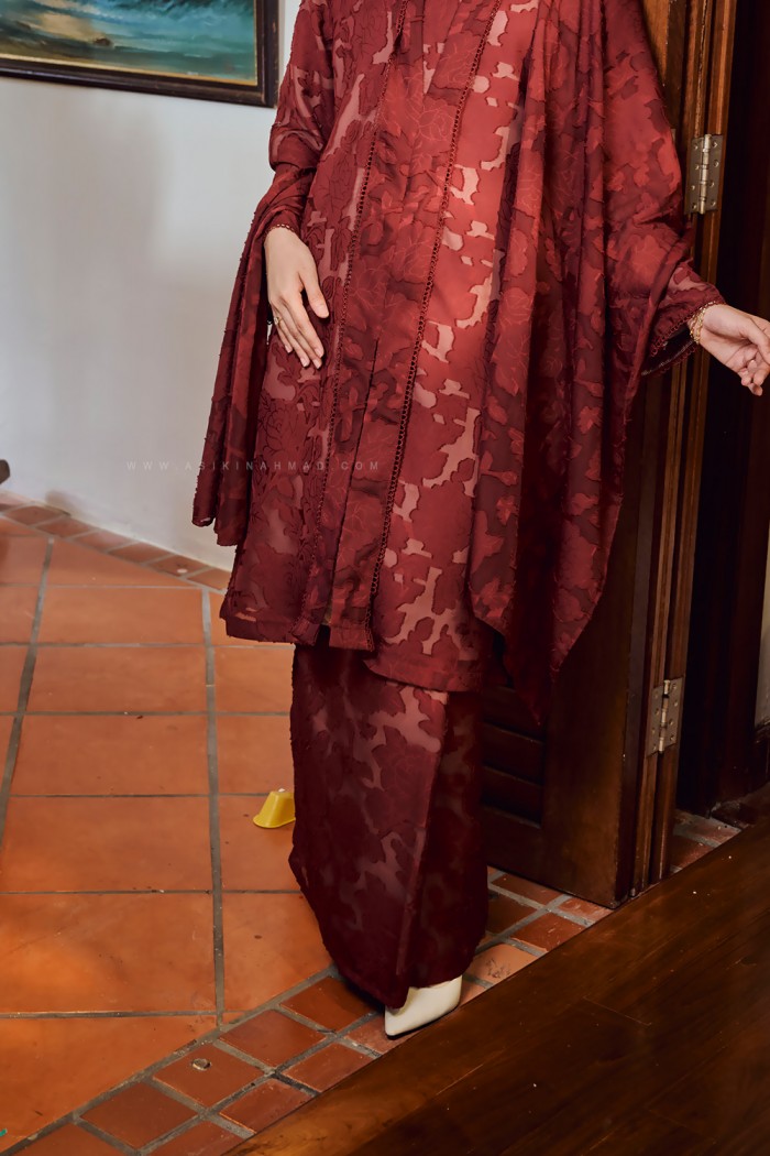 NOORMA KEBARUNG IN MAROON