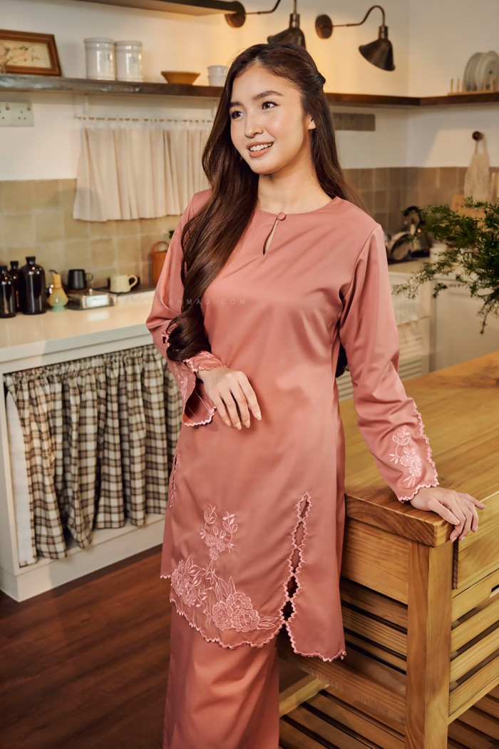 SALLY KURUNG RIAU IN CORAL PINK