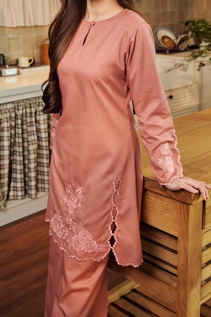 SALLY KURUNG RIAU IN CORAL PINK