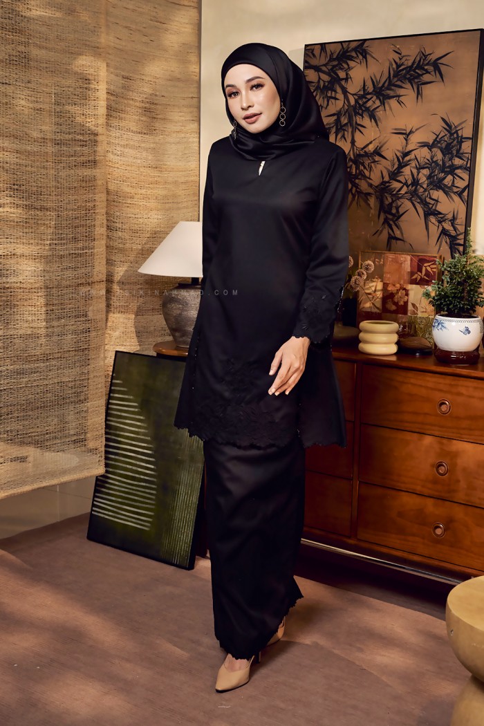 SALLY KURUNG RIAU IN DEEP BLACK