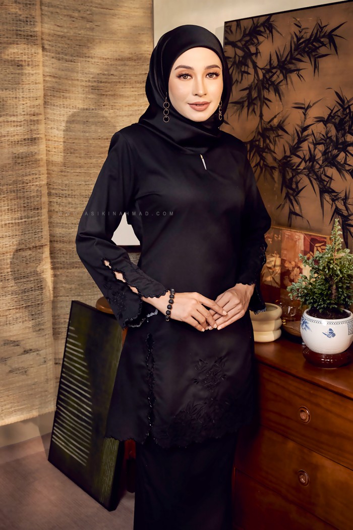 SALLY KURUNG RIAU IN DEEP BLACK