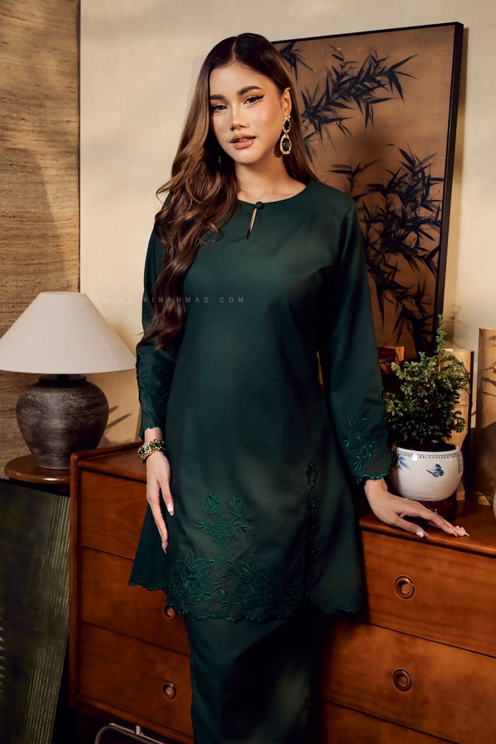 SALLY KURUNG RIAU IN EMERALD