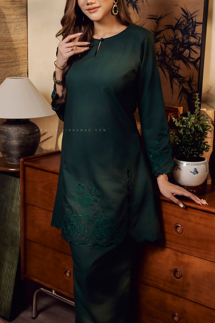 SALLY KURUNG RIAU IN EMERALD