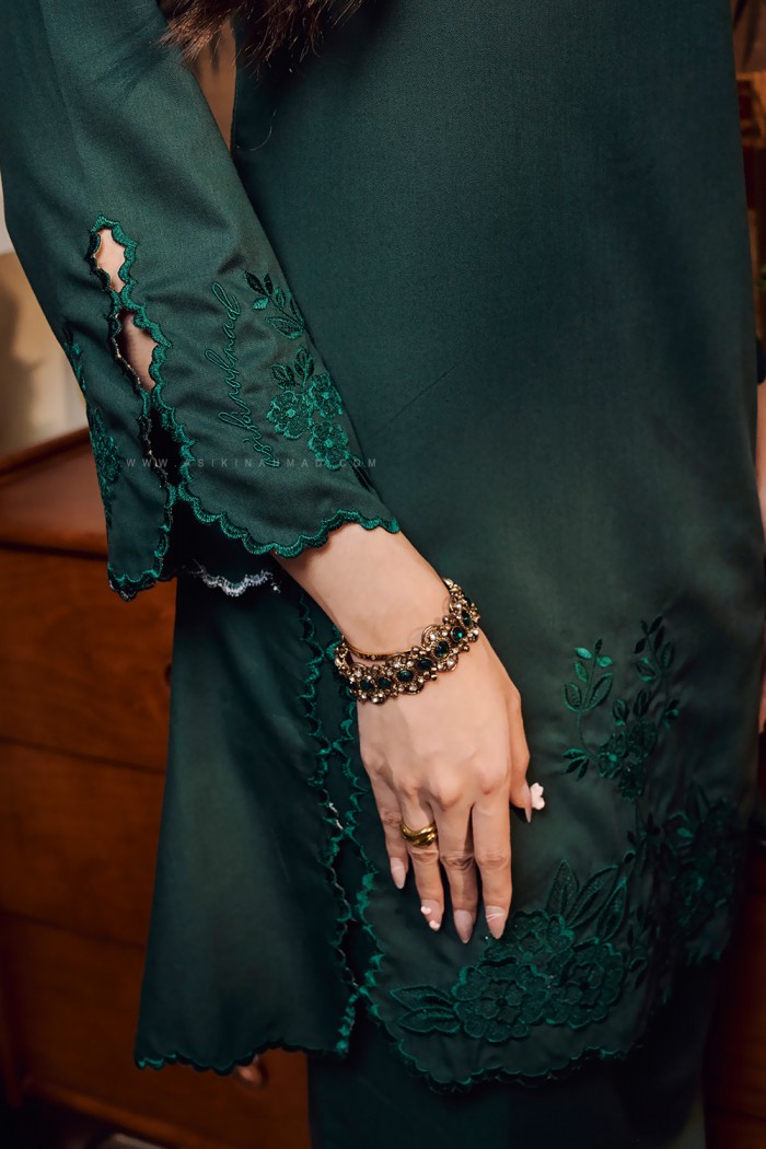 SALLY KURUNG RIAU IN EMERALD