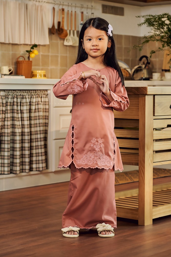 SALLY KURUNG KIDS IN CORAL PINK