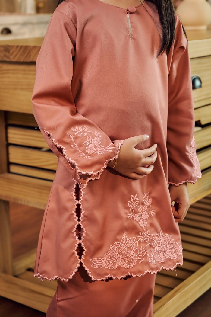 SALLY KURUNG KIDS IN CORAL PINK