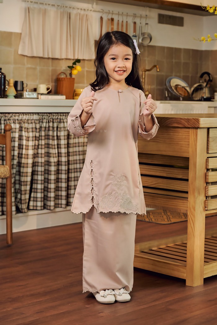 SALLY KURUNG KIDS IN SOFT BROWN