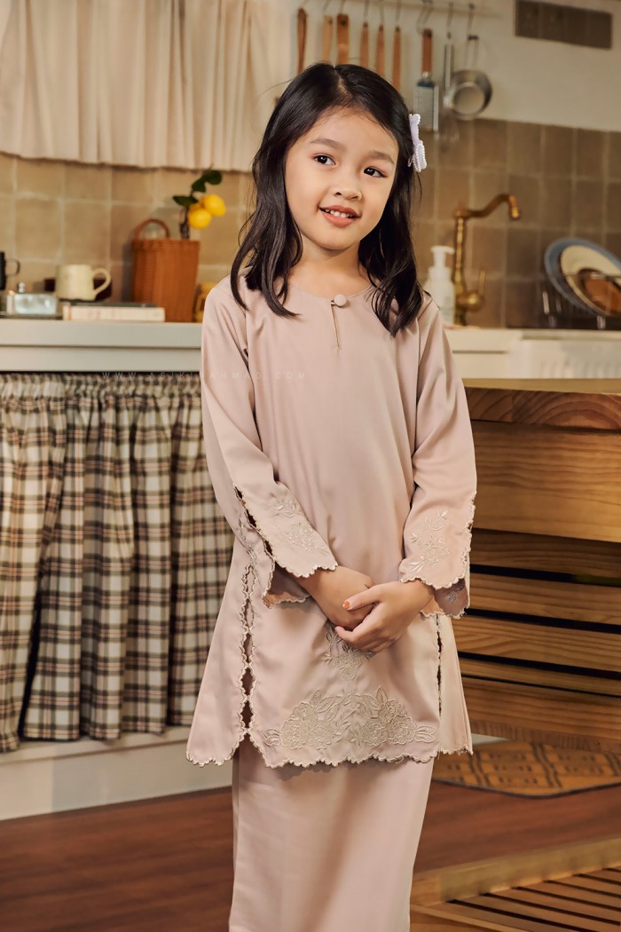 SALLY KURUNG KIDS IN SOFT BROWN