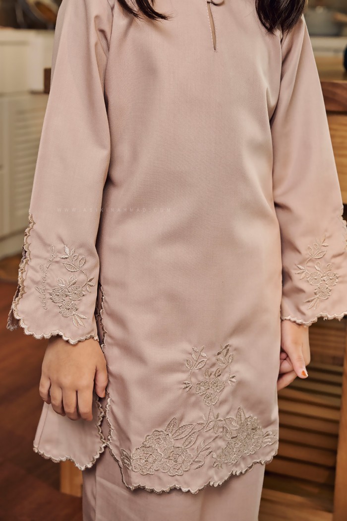 SALLY KURUNG KIDS IN SOFT BROWN