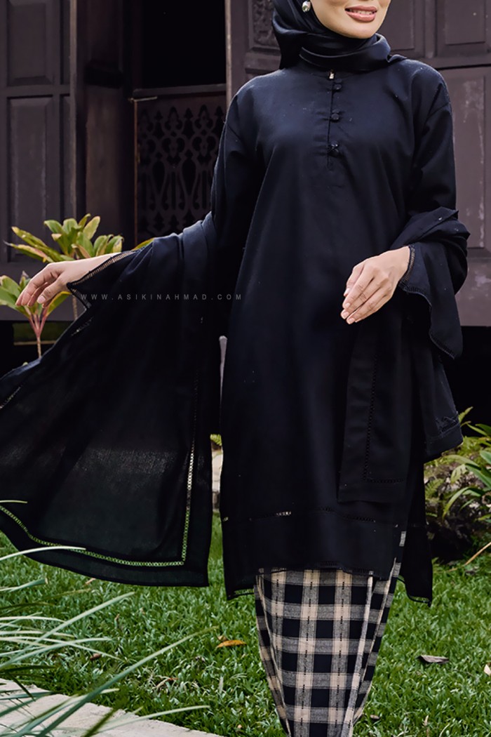 SELENDANG SARI IN BLACK