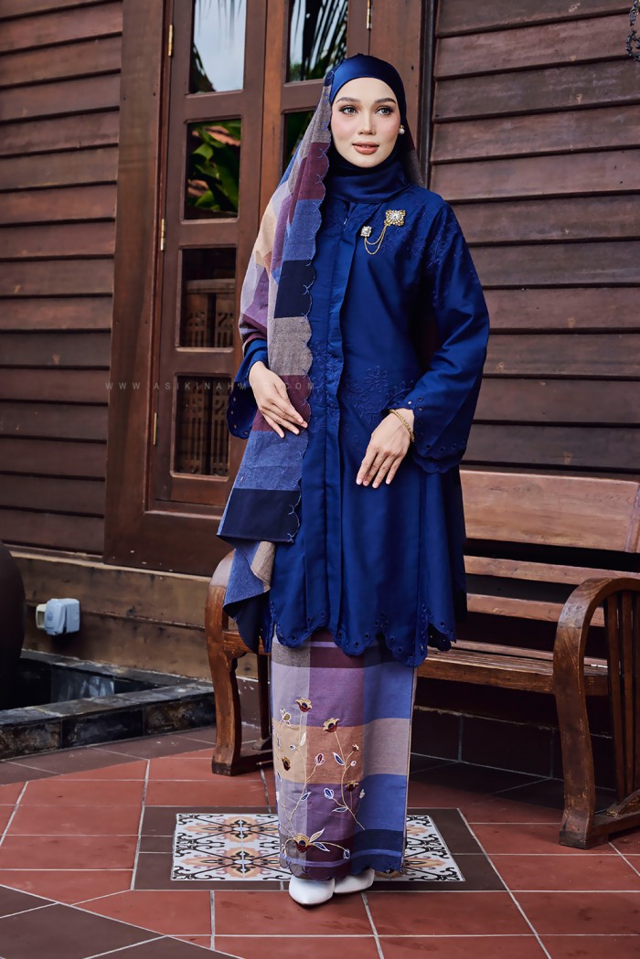 SURIYA KEBARUNG (SR-D3) in NAVY BLUE