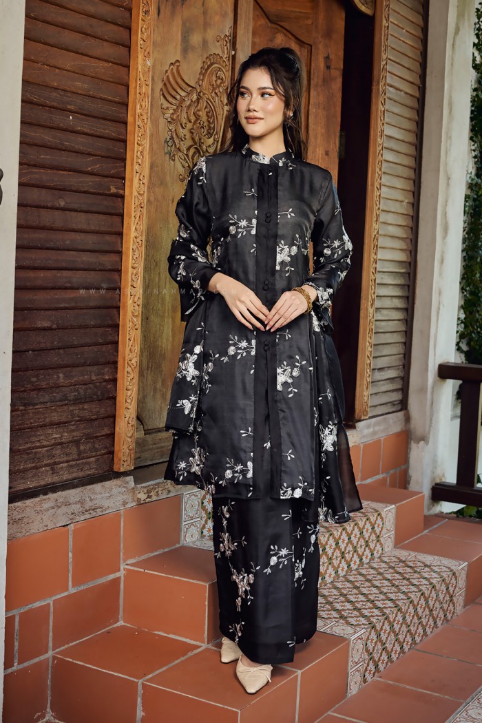 SUTHERA KEBARUNG in DEEP BLACK