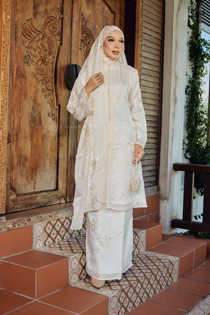 SUTHERA KEBARUNG in OFF WHITE