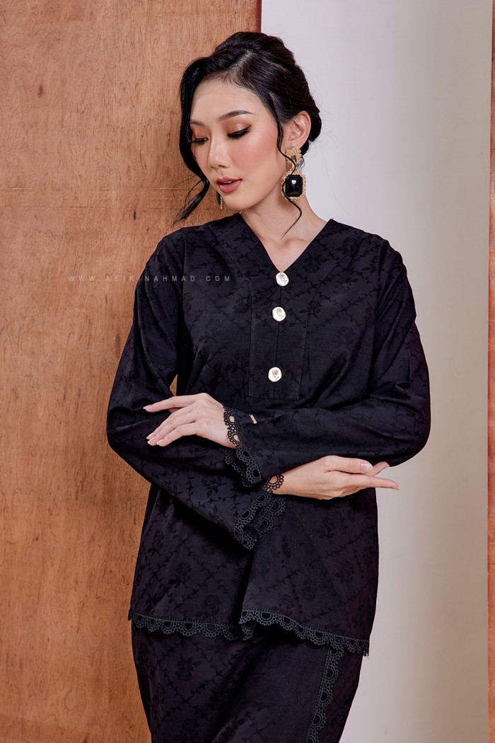 ZEHRA KURUNG in DEEP BLACK