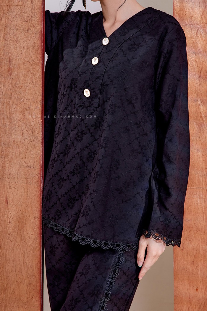 ZEHRA KURUNG in DEEP BLACK