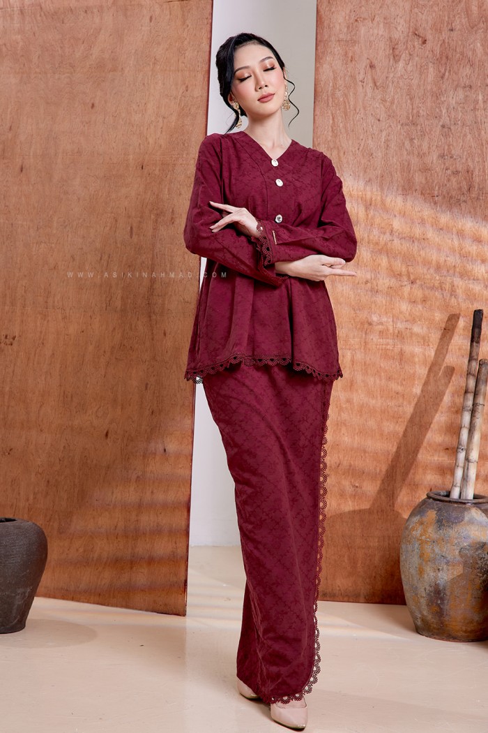 ZEHRA KURUNG in MAROON