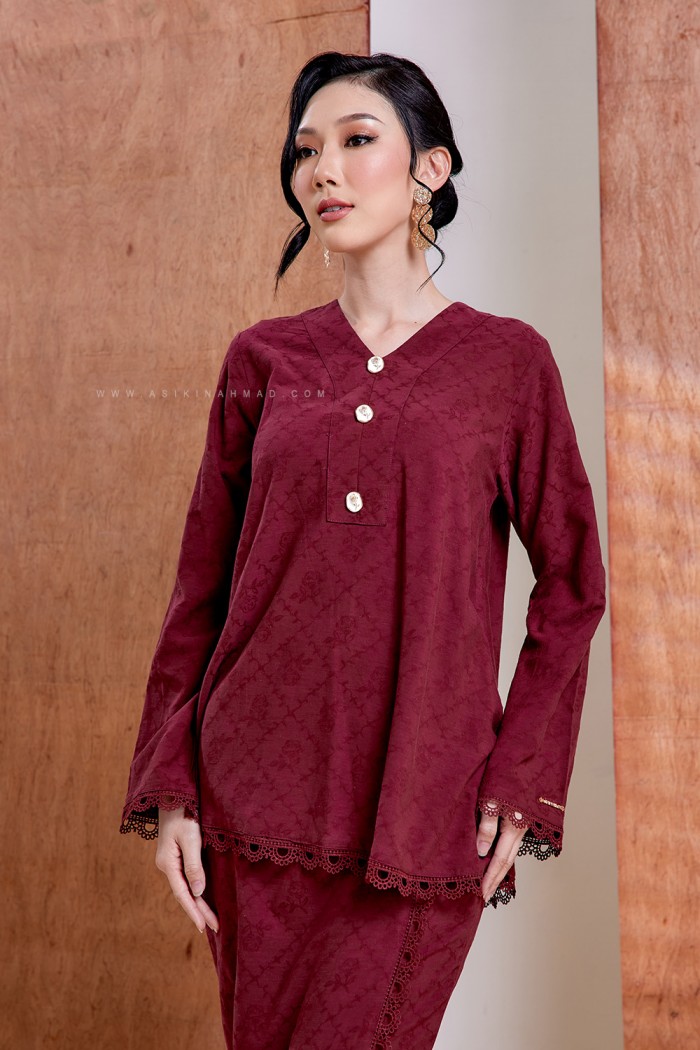 ZEHRA KURUNG in MAROON