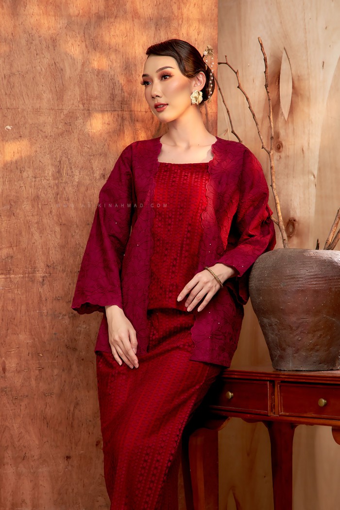 TUN RANI KEBAYA (TRE-D3) in BURGUNDY