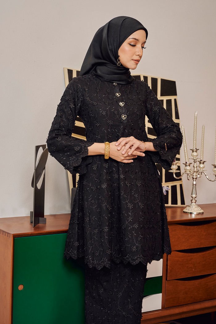 JASMINE KURUNG in DEEP BLACK