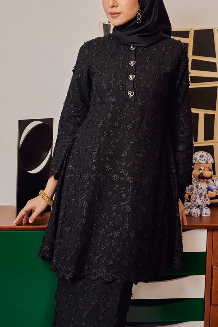 JASMINE KURUNG in DEEP BLACK